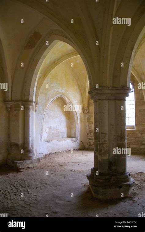 Medieval cloisters hi-res stock photography and images - Alamy