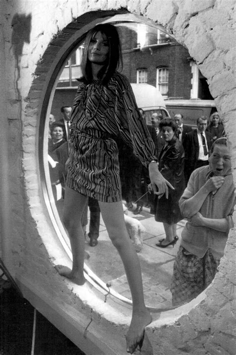 Sandie Shaw - that ladies reaction is hilarious! | Sandie shaw, Sixties fashion, Mod fashion women