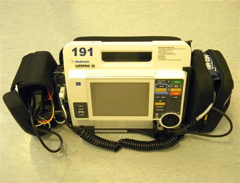 File:Defibrillator monitor Lifepak 12.jpg - Wikimedia Commons