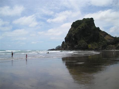 New Zealand Adventure: Piha beach, surfing