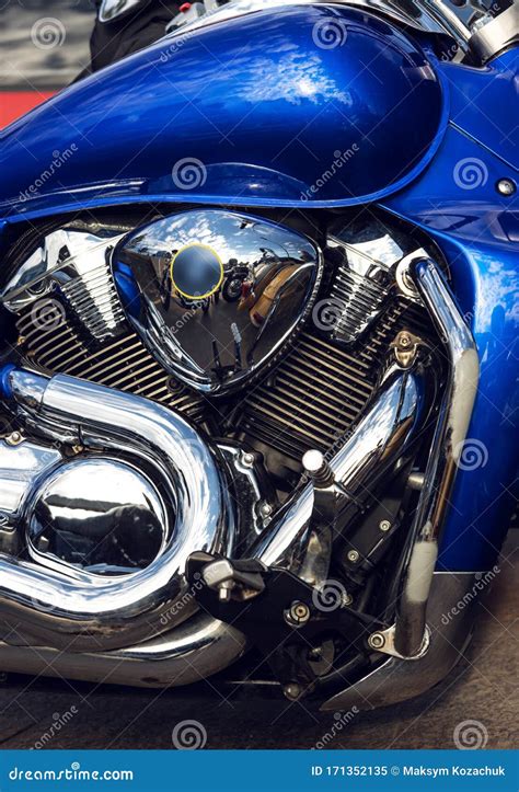 V-twin motorcycle engine stock image. Image of icon - 171352135