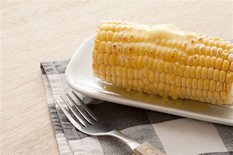 Cooked sweet corn on the cob - Free Stock Image