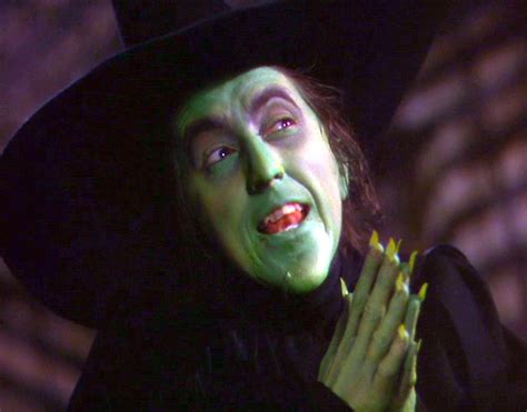 7 Halloween Makeup Moments from Our Favorite Witch Movies | Vogue