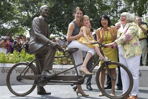 Jack Layton statue unveiled on Toronto waterfront - The Globe and Mail