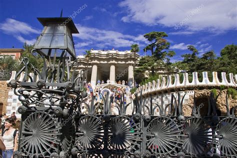 Entrée principale du parc guell — Photo éditoriale © laengauer #1875870