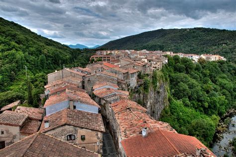 Let's travel the world!: The city of rocks: Castellfollit de la Roca ...