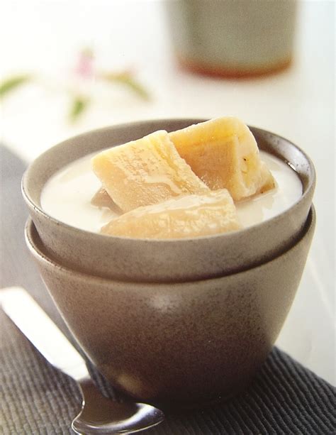 Thai Dessert Recipes: Bananas in Sweet Coconut Milk (kluay buat chee)