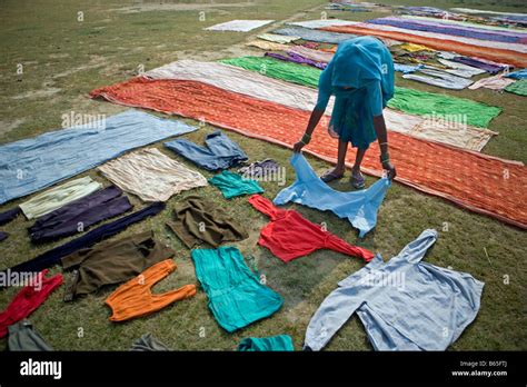 India, Lucknow, Uttar Pradesh, Countryside near Rae Bareli, Washing clothes Stock Photo - Alamy