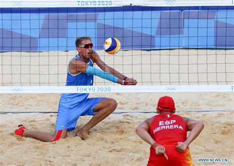 Olympic Beach Volleyball : Xq42vtzcrwcrim - Kelly claes, right, of the united states, hugs ...