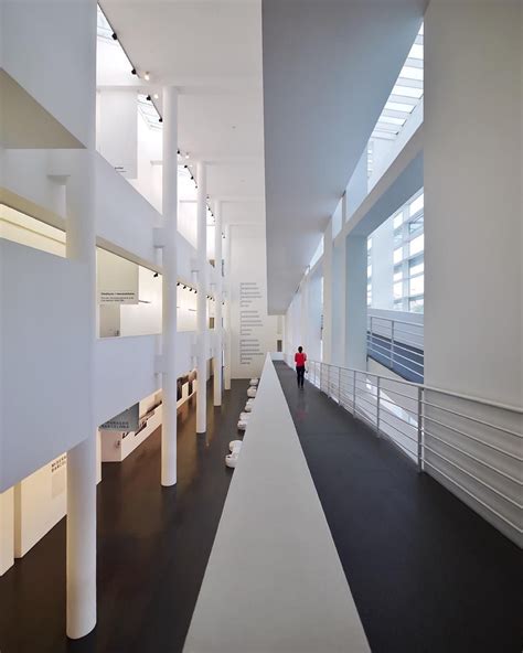 MACBA, Barcelona Museum of Contemporary Art | Richard Meier | 1995 | Barcelona Barcelona ...