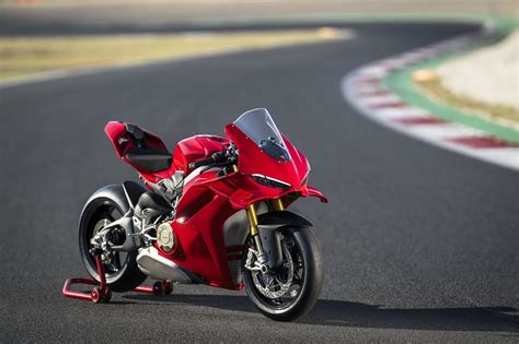 NEW Ducati Panigale V4 2025