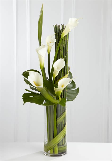 Pin by LUNA☆LUNA JUN on ~ Calla Lilies ~ | Contemporary flower arrangements, White flower ...