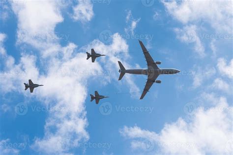 Airbus KC-30A refueling tanker with three F18 Super Hornets 847354 ...