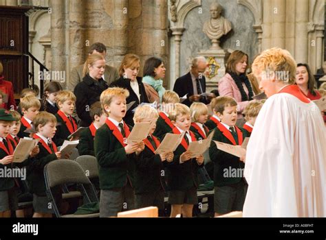 School boys singing hymn at a church service in Westminster Abbey Stock Photo: 9943235 - Alamy