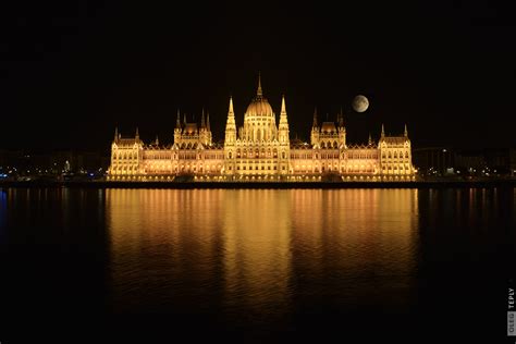 The Budapest Parliament at night | Oleg Teply