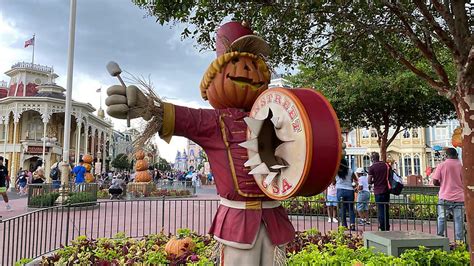 Disney's Fall Decorations Are Back- With a Twist! | Disney Dining