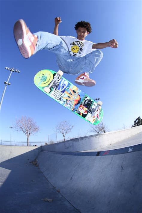 Cool black teenager doing skateboard trick · Free Stock Photo