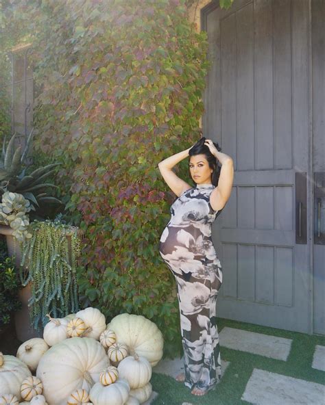 Kourtney Kardashian’s baby bump is bigger than ever in tight dress with ...