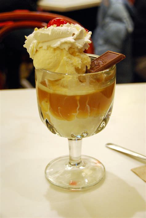 File:Ice Cream Sundae 1 2013-03-28.jpg - Wikimedia Commons