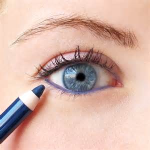 A Cheater's Guide To Applying Eyeliner | Into The Gloss