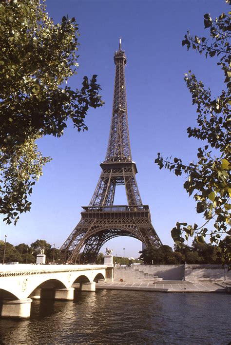 File:1985 -Tour Eiffel Paris.jpg - Wikimedia Commons