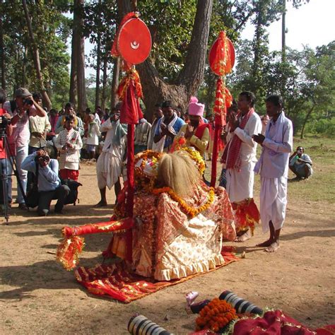 बस्तर दशहरा में सत्ता और देव / Divinities and the state in the Bastar ...