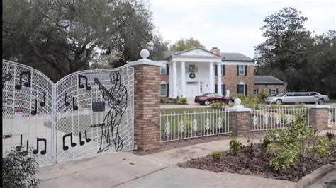 Graceland In Orlando - Elvis Presley Home Recreation / Full Size FL Replica & Guitar Shaped Pool ...