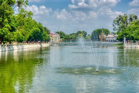 Lake with fountains on the grounds of the royal palace in … | Flickr