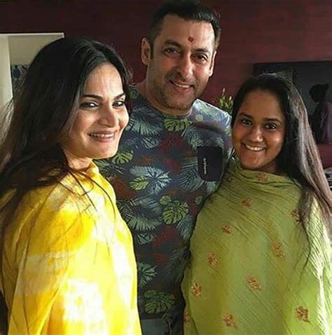 Salman Khan with sisters Alvira and Arpita pose for the perfect ...