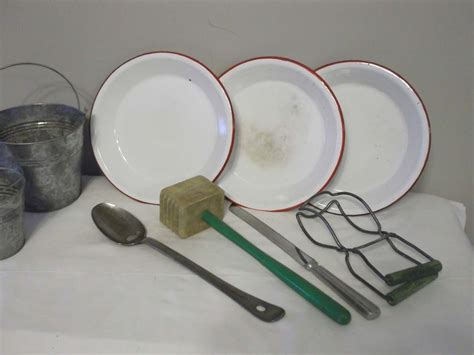 Tinware & Kitchen Utensils - Bodnarus Auctioneering