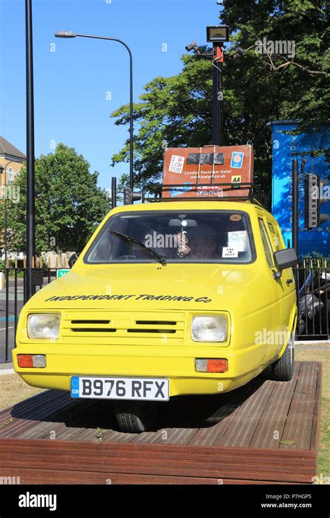 Only fools and horses yellow robin reliant hi-res stock photography and images - Alamy