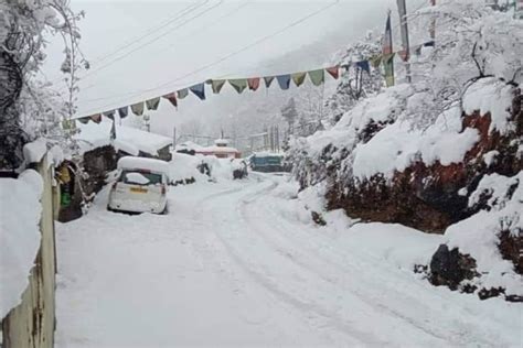 heavy-snowfall-in-lachung-valley-north-sikkim-tv-prakash-skd – News18 ...