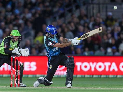 Strikers cruise to Thunder win, book spot in BBL finals | Shepparton News