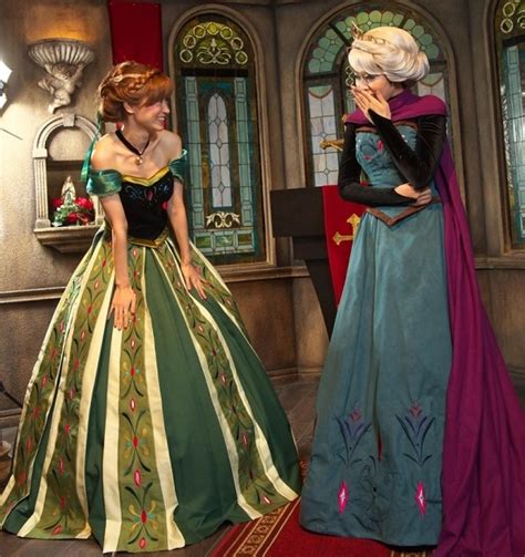 Anna and Elsa come to life: The best Halloween costumes of the year ...