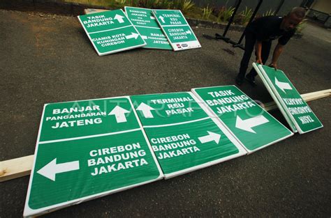 PERSIAPKAN RAMBU PETUNJUK JALAN | ANTARA Foto