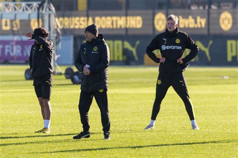 BVB-Trainer Lucien Favre zwischen seinen Spielern Mahmoud Dahoud und ...