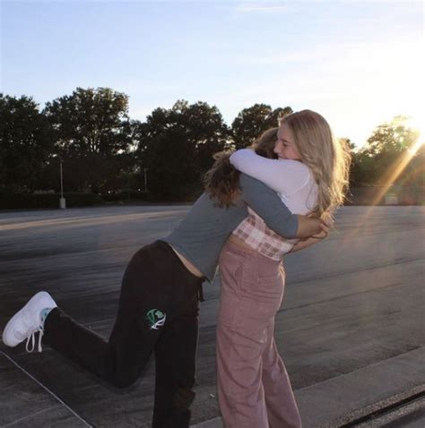 cute pic ideas | Best friend hug, Friends hugging, Best friends aesthetic