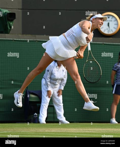 Amanda anisimova wimbledon action hi-res stock photography and images - Alamy