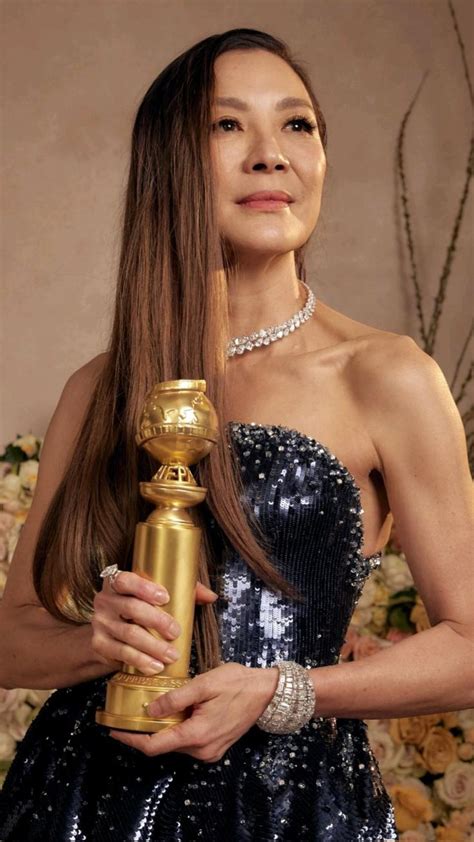 MICHELLE YEOH ganando el Golden Globe. | Michelle yeoh, Best actress award, Best actress