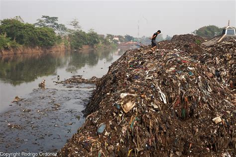 Pollution in the Citarum river | Photographer Mexico City, Mexico | Rodrigo Ordóñez