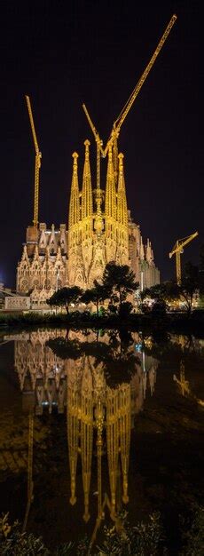 Premium Photo | Sagrada familia cathedral, under construction. barcelona, spain