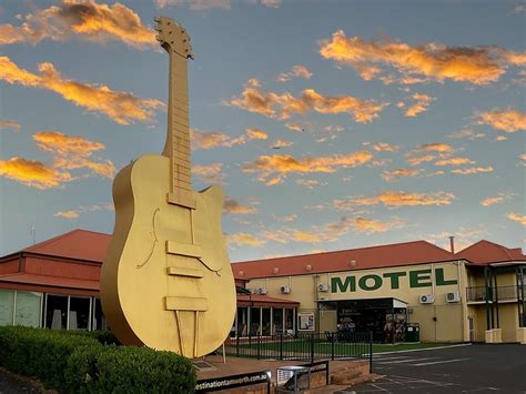 Tamworth Visitor Information Centre at the Big Golden Guitar - Tamworth Attractions | localista