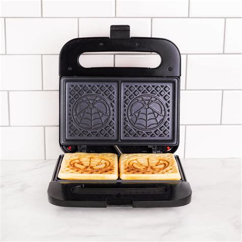 Uncanny Brands Marvel's Spider-Man Waffle Maker - Chibi Spidey Waffles ...