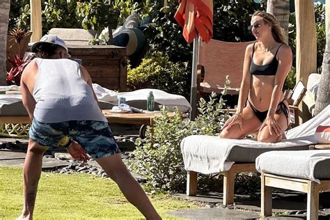 Brittany Mahomes poses in sexy bikini as Patrick Mahomes takes photos during Hawaii holiday | Marca