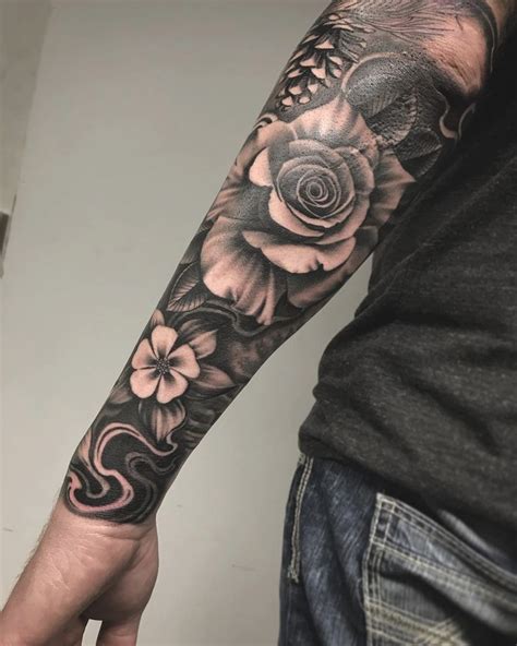 Pin en Tatuajes De Flores Minimalistas