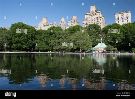 CONSERVATORY WATER MODEL BOAT POND CENTRAL PARK EAST MANHATTAN NEW YORK CITY USA Stock Photo - Alamy