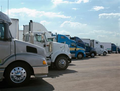 Trucking Companies Hiring New Drivers | United Truck Driving School