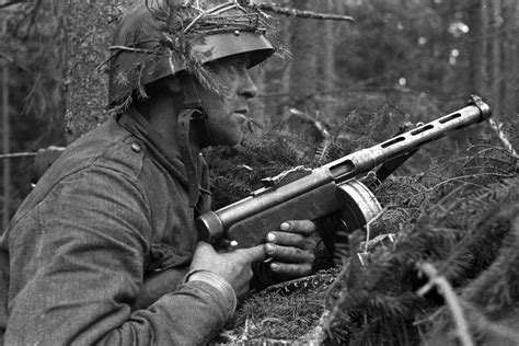 [Photo] Finnish soldier with KP/-31 submachine gun during Battle of ...