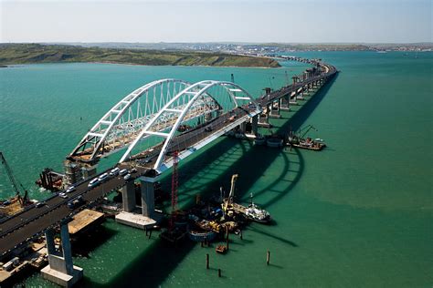 Putin opens Crimea Bridge behind the wheel of a truck - Russia Beyond