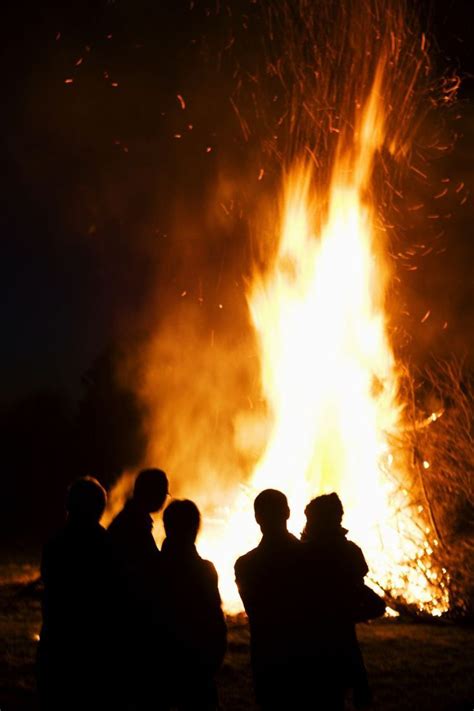 Walpurgis Night in Sweden Is the Other Halloween | Jahreskreis, Frühling